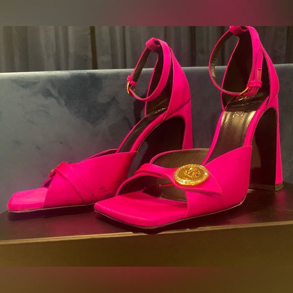 VERSACE
Medusa Medallion Ankle-Strap Sandals - Picture 5 of 8